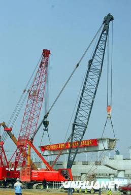 兩臺(tái)吊機(jī)架設(shè)法