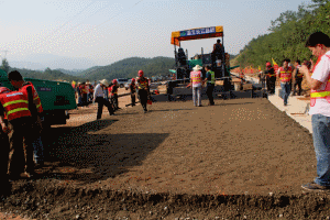 二級建造師考試知識點：無機結合料攤鋪機攤鋪與碾壓
