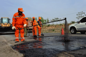 二級(jí)建造師考試知識(shí)點(diǎn)：無(wú)機(jī)結(jié)合料基層(底基層)養(yǎng)護(hù)