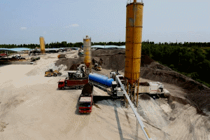 二級(jí)建造師考試知識(shí)點(diǎn)：無機(jī)結(jié)合穩(wěn)定料的拌合(廠拌)與運(yùn)輸